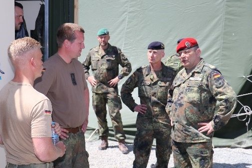 Generalleutnant Harald Gante, Kommandeur des deutschen Feldheeres, besuchte gestern mit Brigadegeneral Christian Friedl, Kommandeur der Deutsch-Französischen Brigade, die #BundeswehrimEinsatz bei #KFOR. Sie informierten sich über die neue Einsatzkompanie im Kosovo.