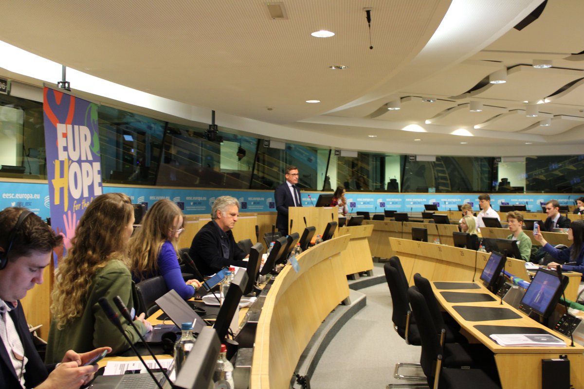 Empowering young voices is key to shaping 🇪🇺 present & future. So let's keep amplifying dynamic, fresh, & innovative perspectives of our #youth at the highest levels of decision-making. That's why initiatives like #EurHope, from @JEF_Europe & @Make_org resonate with #EESC work.