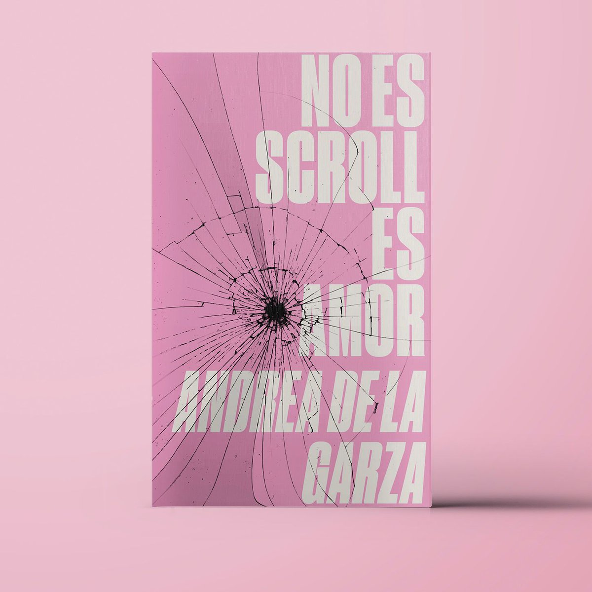Ya viene. Ya casi. 'No es scroll es amor', de Andrea de la Garza, es nuestro próximo título, que en breve estará donde sea necesario. Y más. Felices por ello.