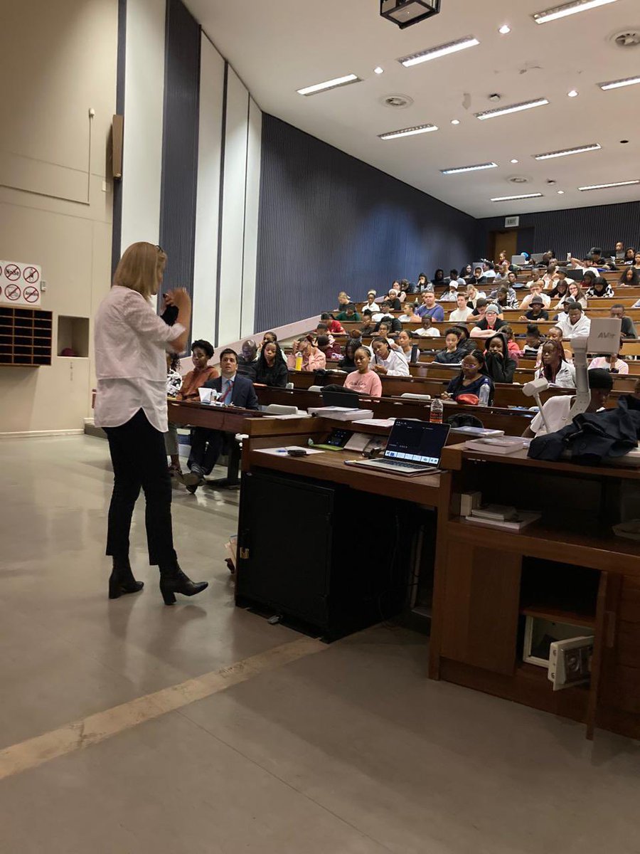 Delighted to be guest lecturer today at the University of Pretoria. Real pleasure to exchange with students on the #EuropeanUnion and its partnership with #Africa. Many thanks @UPTuks @SvenBotha for this very insightful engagement 🇿🇦🇪🇺