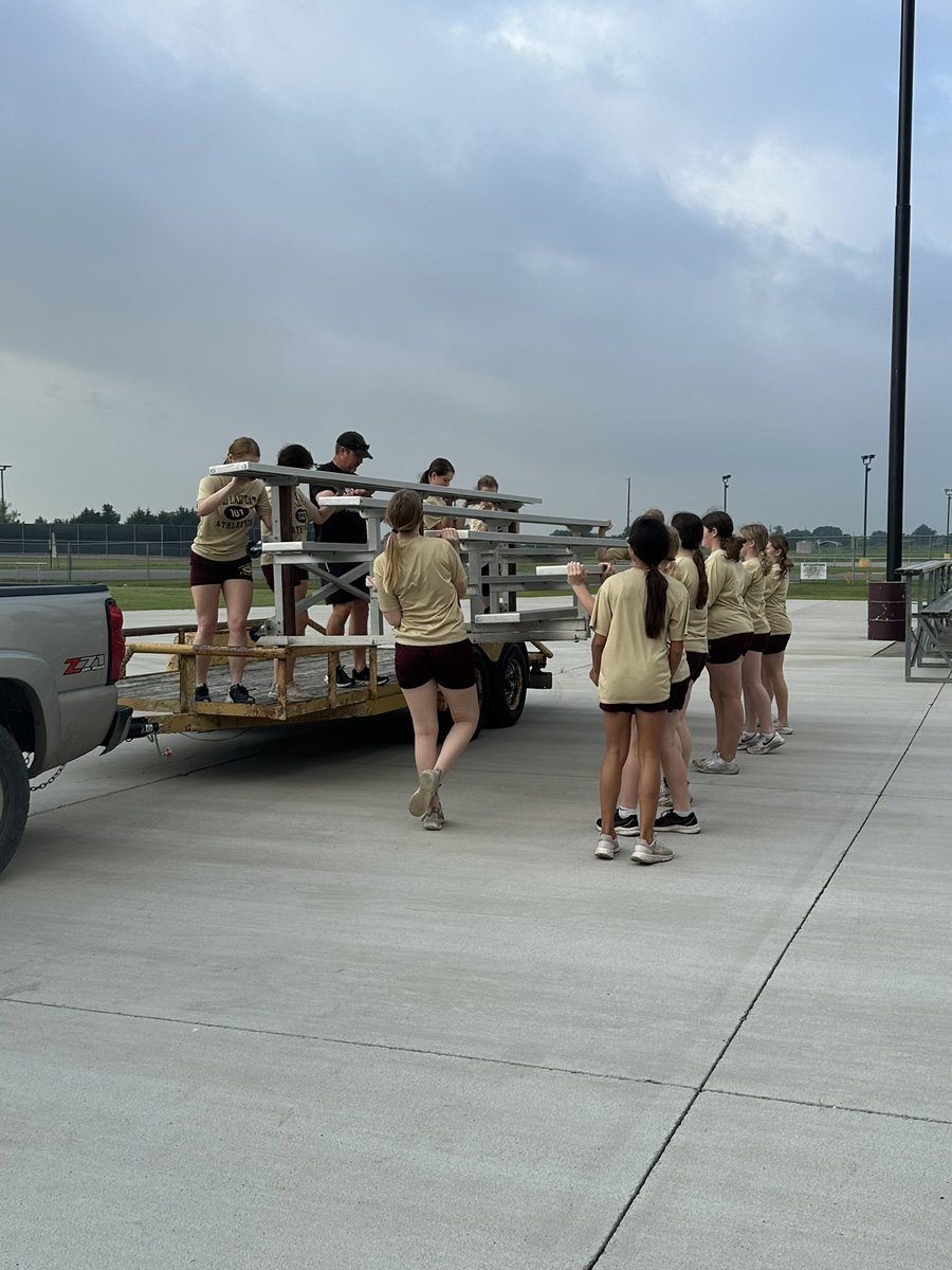 WISDBearcats's tweet image. Talk about F.A.M.I.L.Y!
The Whitesboro middle school athletes helped set up extra bleachers for a big crowd in tonight’s playoff game for @TheBoroSoftball