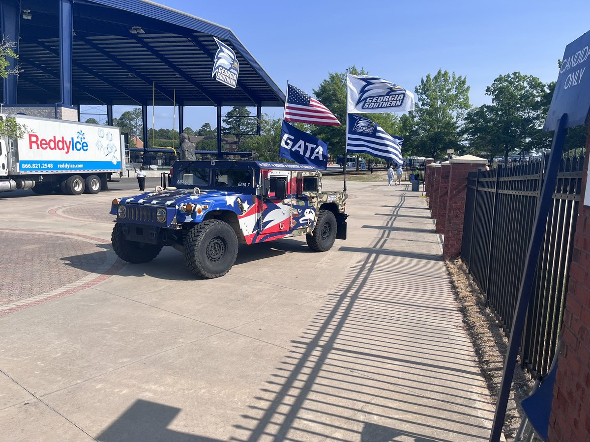 The @GSAthletics and @GeorgiaGuard Humvee just got a new wrap!! 😳💙🦅🇺🇸🫡 looks 🔥🔥🔥