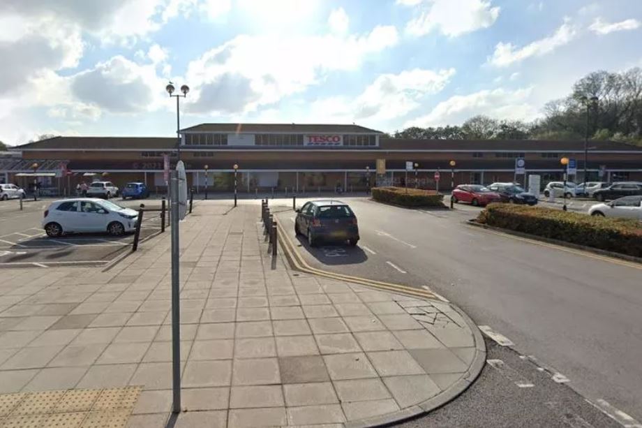 Person threatened with machete in busy Tesco shorturl.at/fkBGS