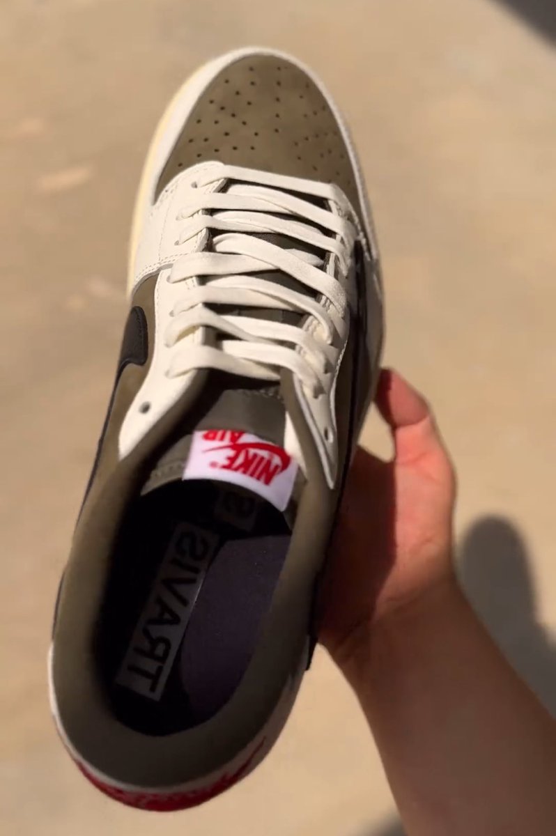 sneakerhack1's tweet photo. 【2025年春発売予定】
TRAVIS SCOTT x NIKE AIR JORDAN 1 LOW SP
（トラヴィススコット コラボのナイキ エアジョーダン1ロー ミディアムオリーブ ブラック）
MEDIUM OLIVE/BLACK/SAIL/MUSLIN
DM7866-200
https://t.co/yJATyeNtU0
光の加減？色味が全然これまでのリークと違いますね… https://t.co/zLAlX9Ge5M