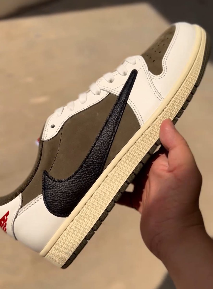 sneakerhack1's tweet photo. 【2025年春発売予定】
TRAVIS SCOTT x NIKE AIR JORDAN 1 LOW SP
（トラヴィススコット コラボのナイキ エアジョーダン1ロー ミディアムオリーブ ブラック）
MEDIUM OLIVE/BLACK/SAIL/MUSLIN
DM7866-200
https://t.co/yJATyeNtU0
光の加減？色味が全然これまでのリークと違いますね… https://t.co/zLAlX9Ge5M