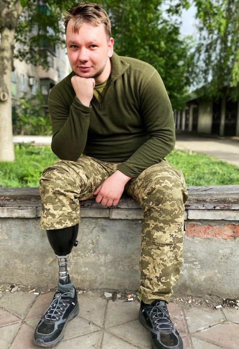 He could not be drafted because of his young age. He was refused to join the army several times. But he find the way to became a soldier. He was seriously wounded in heavy fights. And now he is back to his unit. Read the story of Ukrainian defender Nazar: armyinform.com.ua/2024/05/08/pis…