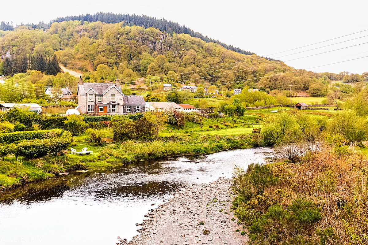 Dolwyddelan's 1500 St Gwyddelan's Church, 1879 Conwy Valley Railway, and an Eryri Afon Lledr view. @Ruth_ITV @ItsYourWales @NWalesSocial @northwaleslive @OurWelshLife @northwalescom @AllThingsCymru #Eryri #Dolwyddelan #StGwyddelansChurch #1879ConwyValleyLine #AfonLledr #Wales
