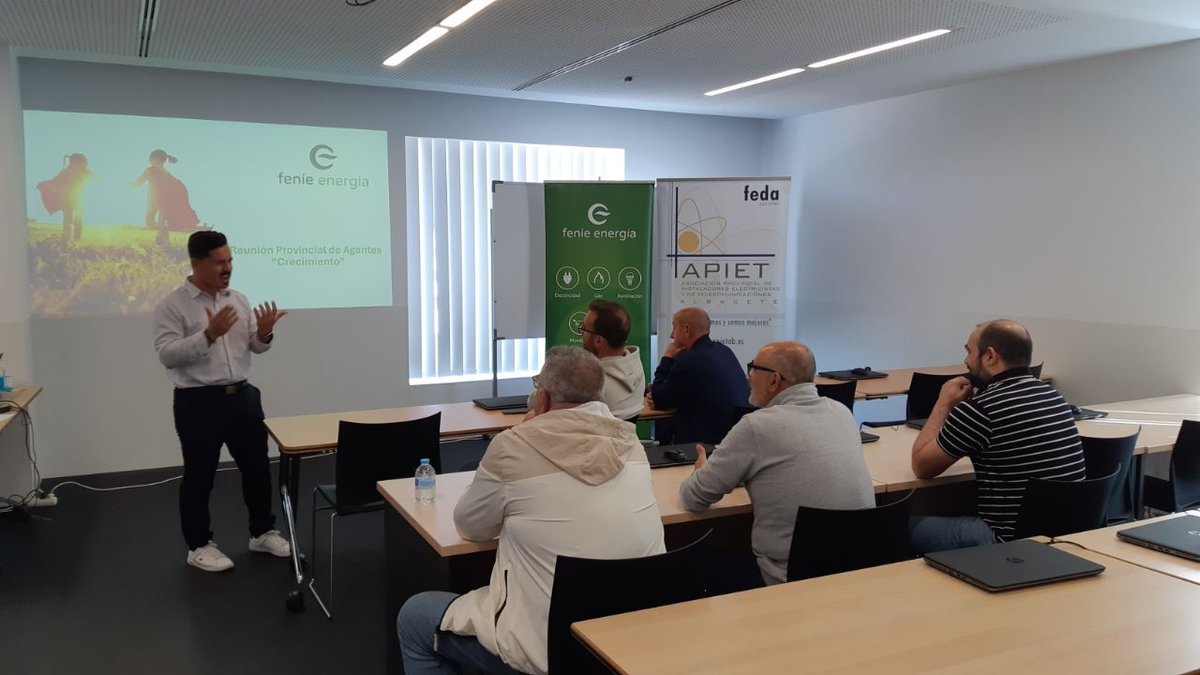 Miembros de #APIET, integrada en #FEDA, han realizado el curso de renovación de agentes energéticos de @fenieenergia, en el que se ha informado de las novedades de esta comercializadora y de las próximas campañas y ofertas. buff.ly/2tOiZG8 #FEDAAsociaciones