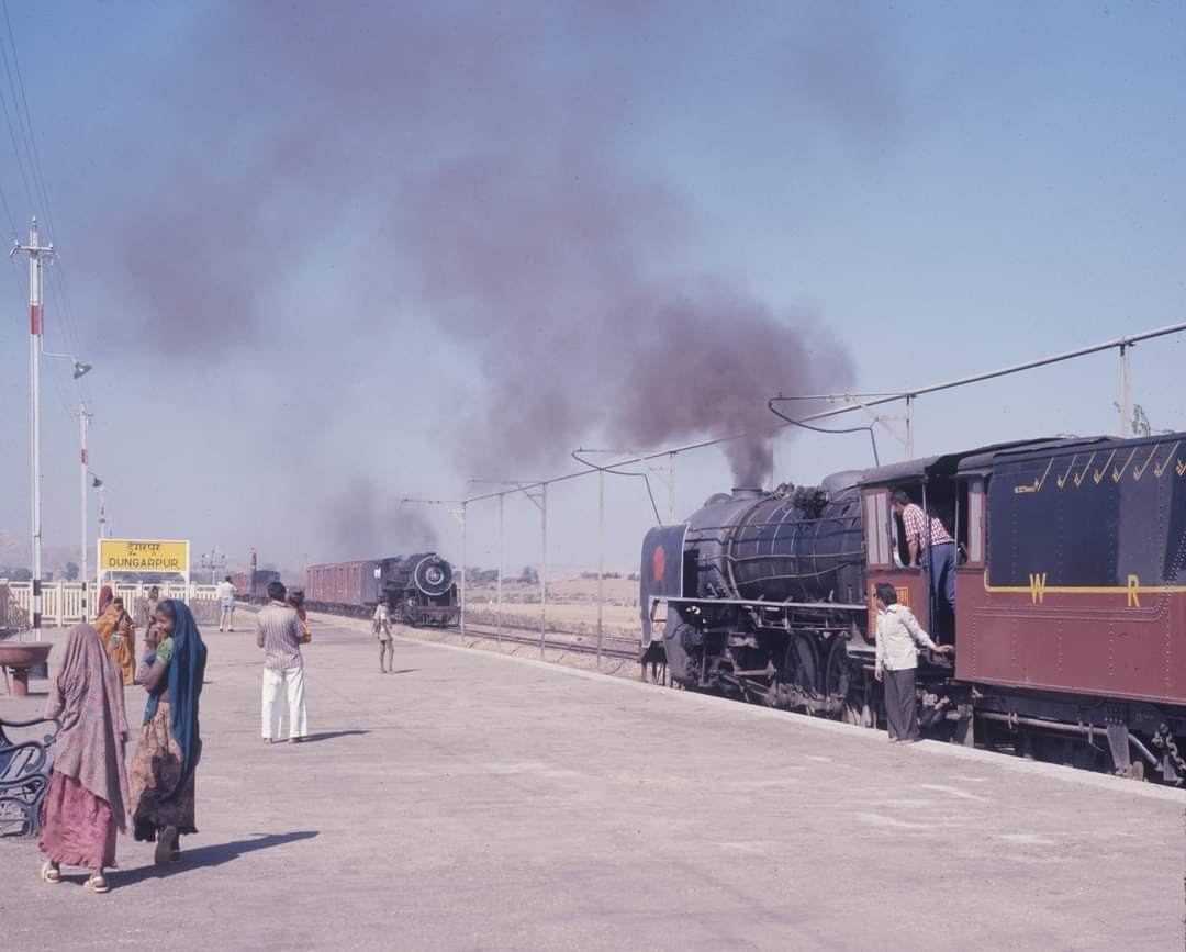 A good photo of an MG steam loco YP2481 pausing at Dungarpur, allowing a YG class freight locomotive to cross on the single track line, captured by William Cope in January 1977! YP2481 was built by North British Locomotive Company, Glasgow, in 1952! @SachinKalbag @somnath1978