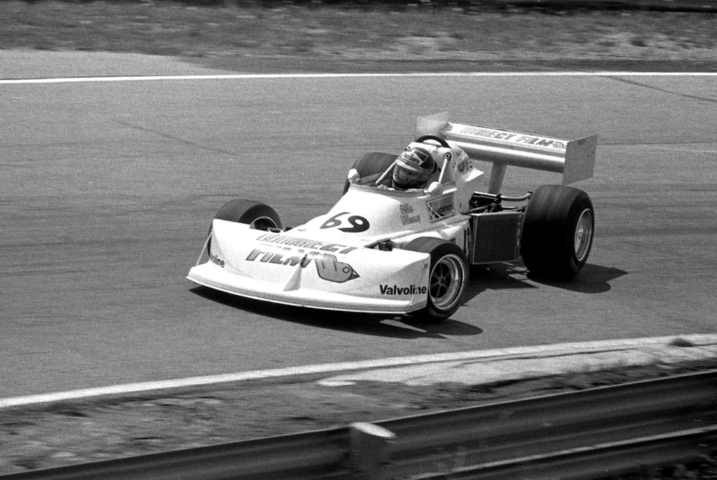 Before he got the opportunity with #McLaren at the #BritishGP , many of us knew we were witnessing something very special, a force of nature, an acrobat. Here's #Gilles cresting to top of the Turn 2 hill at Mosport,1977, as always riding the outer edge of the ragged edge