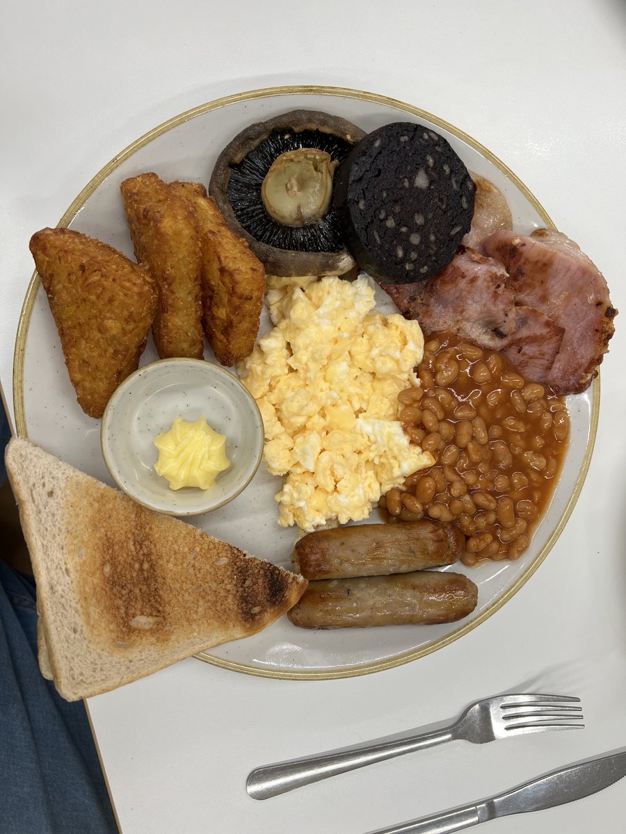 a nice #fullenglish #breakfast 🍳for a change.  It has been a while since I had one of these and it was really yummy, but by god did it make me full.

Definitely wouldn't want to be eating this every morning. 

XD!