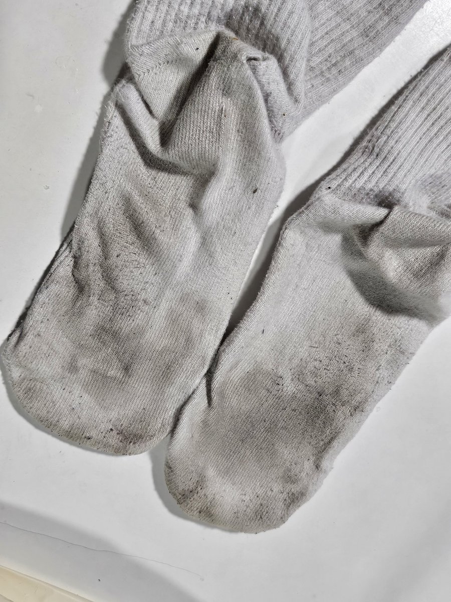 5일 신은 양말 팝니다! 내내 근력이랑 유산소해서 땀냄새 은은하고 젖었다 말랐다 하면서 조금 딱딱해졌어요. 택포 2.0 라인 mmsu275 
#남자양말 #남자발 #남자발페티쉬 #남자양말판매 #남자신던양말 #남자흰양말