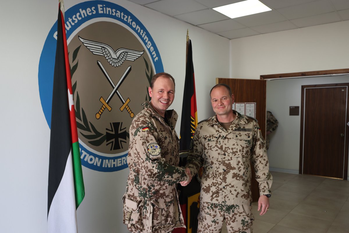 Nils Hilmer, Staatssekretär im Verteidigungsministerium, besuchte das deutsche Einsatzkontingent bei #CounterDaesh / #CapacityBuildingIraq in Jordanien. Er tauschte sich mit Oberst Klimpel, Kommandeur des Kontingentes der #BundeswehrimEinsatz, über die Lage vor Ort aus.