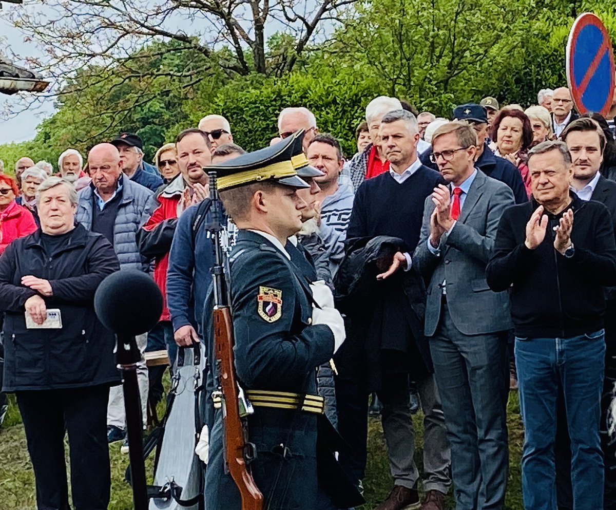 MatjaNemec's tweet photo. [DAN ZMAGE, DAN LJUBLJANE - MESTA HEROJ✊🚩] Socialni demokrati smo se danes tradicionalno udeležili spominske slovesnosti na Orlah, kjer smo se z vencem poklonili padlim partizanom, ki so se maja 1945 borili v poslednjih bojih za osvoboditev Ljubljane. #Orle #Slovenija 🇸🇮🇪🇺 https://t.co/VUpv8BdAEx