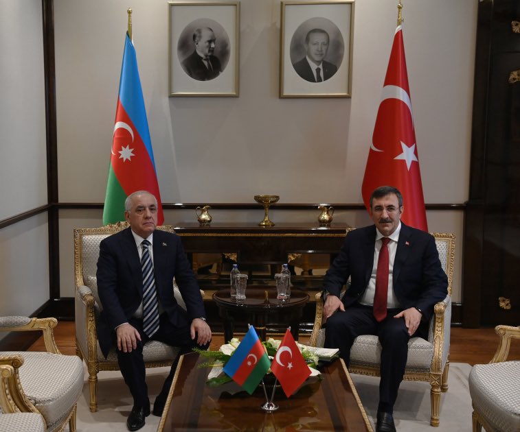 Türkiye’de ziyarette bulunan Başbakan Ali Asadov, TC Cumhurbaşkanı Yardımcısı Cevdet Yılmaz’la bir araya gelerek başbaşa görüşme gerçekleştirdi.
Görüşmede çeşitli alanlarda ikili işbirliğinin geliştirilmesi imkanları ele alındı.