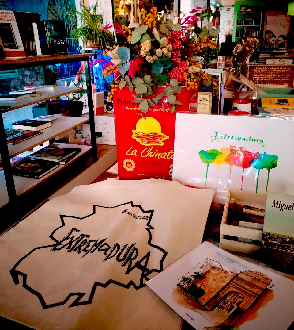 La bolsina nueva de #extremadura
no puede ser más bonita 💚🤍🖤

✨
🌸
🌿

#totebag #eljardínsecreto #libreríaeljardínsecreto #librería #libreríadebarrio #libreriaindipendente #tiendadediscos #vinilos #vinylrecords #vinyladdict  #vinyl #vinylcollection #vinylrecords…