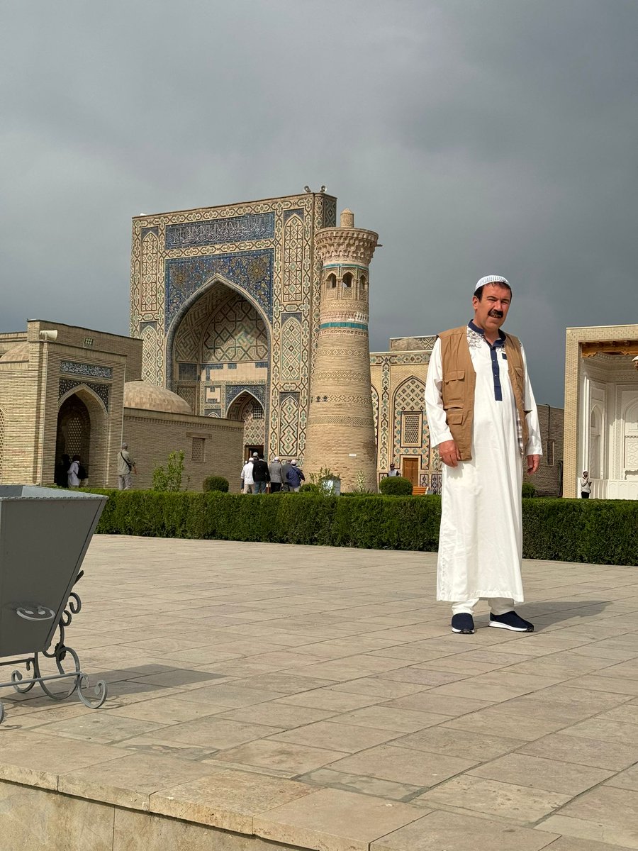 geylani16's tweet photo. Ebedî kurtuluşumuz için ne yapa­lım? diye sorulduğunda Hâce Nakşibend Hazretleri şu cevâbı vermiştir:
Son nefeste neyle meşgul olmak gerekiyorsa onunla meşgul olun! Yani,son nefeste na­sıl ki tamamen Hak Teâlâ’yı düşünmeniz lâzımsa,hayatınız boyunca da o şekilde uyanık olunuz https://t.co/yIZXgiWTZB