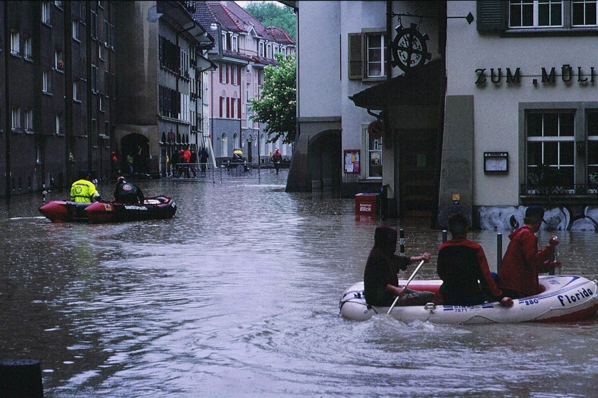 25 years ago, the Swiss Central Plateau was under water: the May floods of 1999 were among the most extensive since measurements began. More about their causes and consequences: wsl.ch/en/news/25-yea… @SLFDavos @SLF_SnowHydro #Ascensionflood #Whitsunflood 📷Christoph Hegg