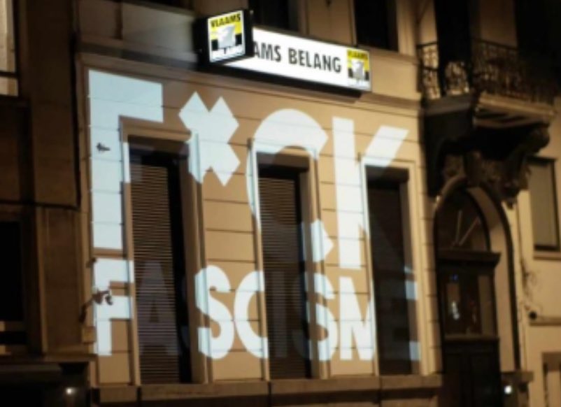 Jongsocialisten en Jong Groen bekladden deze nacht gevel en voetpad Vlaams Belang-kantoor in #Antwerpen met ‘Fuck Fascisme’ graffiti. ‘Enige bedoeling van deze beledigende provocatie is een escalatie uitlokken om dan @vlbelang te kunnen diaboliseren. Niet reageren en waardig…