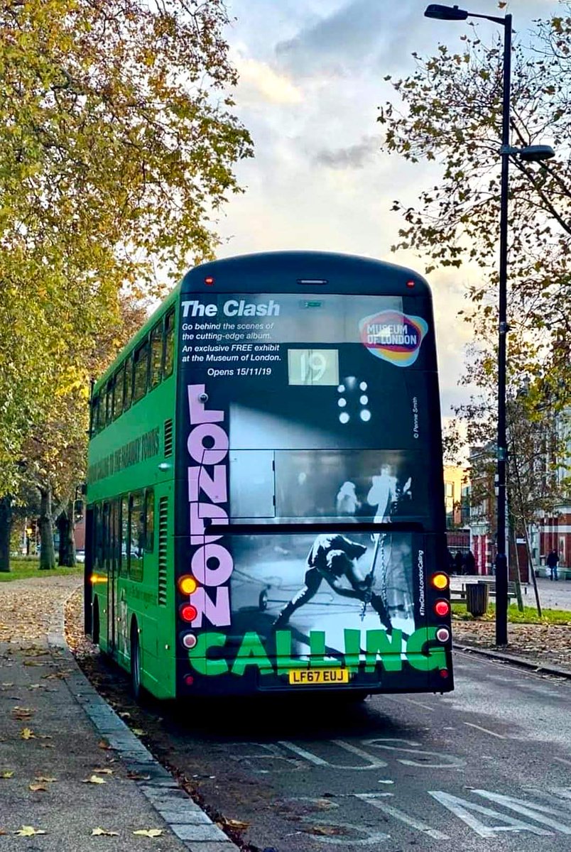 Parte trasera de un bus en Londres. Portada mitica del álbum 'London Calling' de The Clash que este año cumple 45 años. 

#theclash #londoncalling