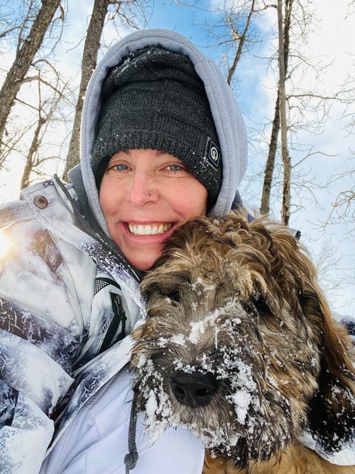 🚨 Le 23 décembre 2023, Amanda Richmond Rogers, a sauté dans une rivière glaciale en Alaska pour tenter de sauver son chien, Groot, tombé dedans. Malheureusement, elle n'a jamais refait surface et les sauveteurs n'ont pas pu la localiser. Amanda, 45 ans, et son mari Brian…