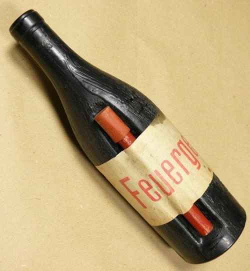 おたま博物館の対戦車祭！ 次の目標はドイツ軍の火炎瓶🔥🍾 冬戦争における故事から、「モロトフ・カクテル（Molotov cocktail）」とも言われてますがドイツ軍は専用の瓶まで作ってしまったんですよね〜。 誰か譲ってくださいませ〜。 養命酒の空き瓶じゃダメですからね🙅🤣