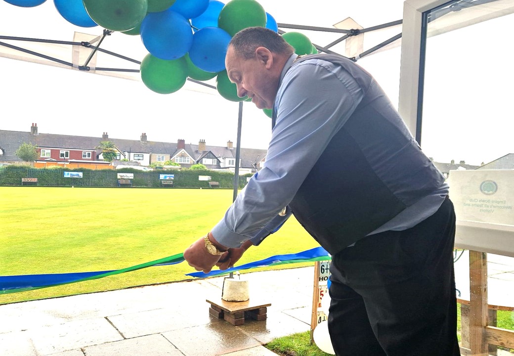 Town Mayor, Cllr Peter Harman had the honour of being invited, along with Robert Baldwin, KCBA President to attend the opening of the Empre Bowls Clubs new clubhouse over the Bank Holiday weekend.
Oue best wishes for the future go the bowls club, who are located in Greenhithe.