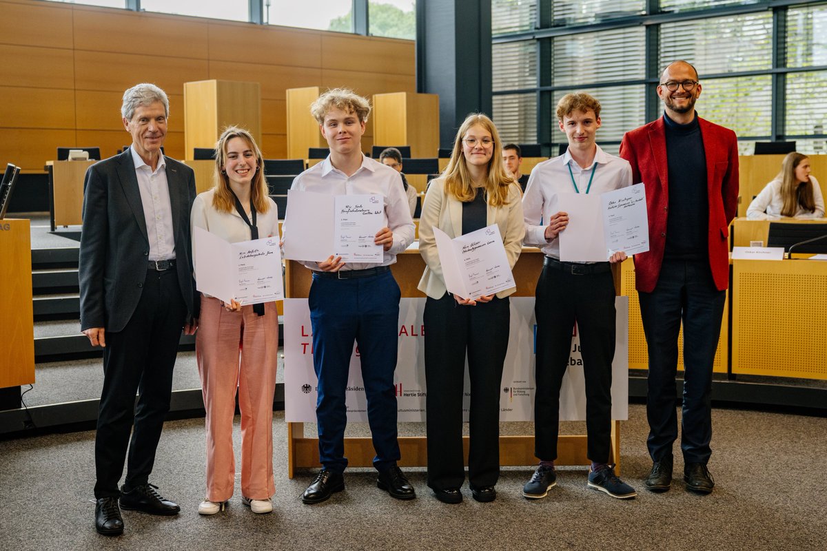 Die acht besten Debattantinnen und Debattanten des Landes haben mit Redebeiträgen zu zwei Streitthemen im @ThuerLandtag das Landesfinale von #JugendDebattiert öffentlich ausgetragen. 👏 Wir gratulieren zu hervorragenden Leistungen.💐 ▶️Mehr: bildung.thueringen.de/aktuell/landes…