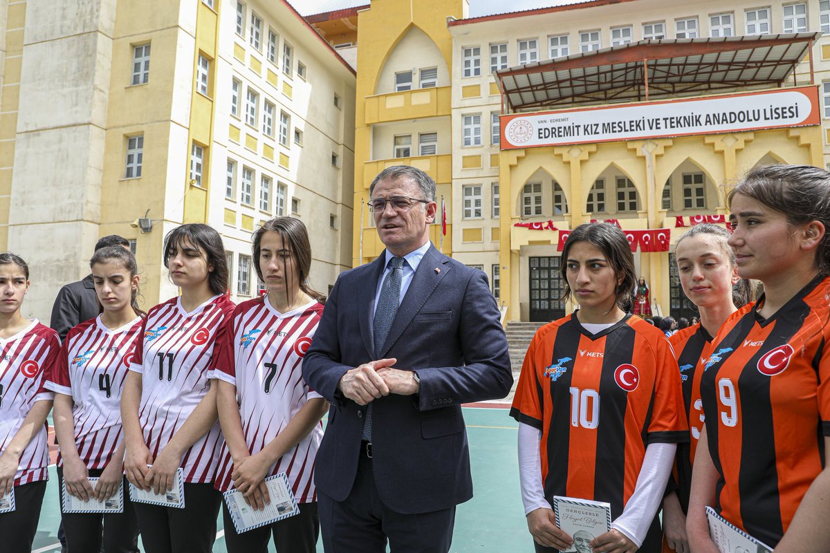 300 Voleybol ve Basketbol Sahası Yaptık Valimiz Sn. Ozan Balcı, Edremit İlçesindeki Edremit Mesleki ve Anadolu Lisesi bahçesindeki voleybol ve basketbol sahasının açılışını yaptı. Valimiz, “İlimizde spordan sağlığa, eğitimden tarıma, sosyal politikalardan kültür ve sanata,…