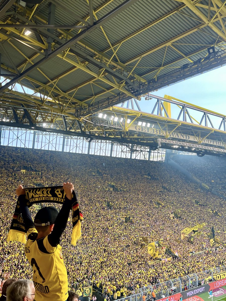 DannyLast's tweet image. Borussia Dortmund (a) in a 🧵of photos. #BVB #BVB09