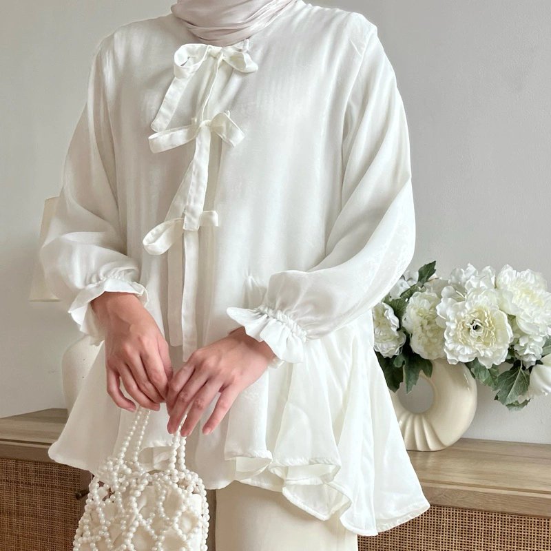 abtjanuary's tweet image. mau ngasih tau kalo di shopee ada blouse cantik kayak gini. otw nambah stock baju baru nih 🫣🫣🫣