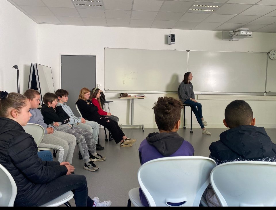 CFaouet's tweet image. Mardi matin, les 6eme ont bénéficié d’une intervention santé avec Sarah Renaudin, chargée de prévention à la ligue contre le cancer. Ils ont pu échanger sur le sujet du #sommeil avec les bonnes habitudes à prendre.😴🛌 @laliguecancer #infirmièrescolaire #CESCE