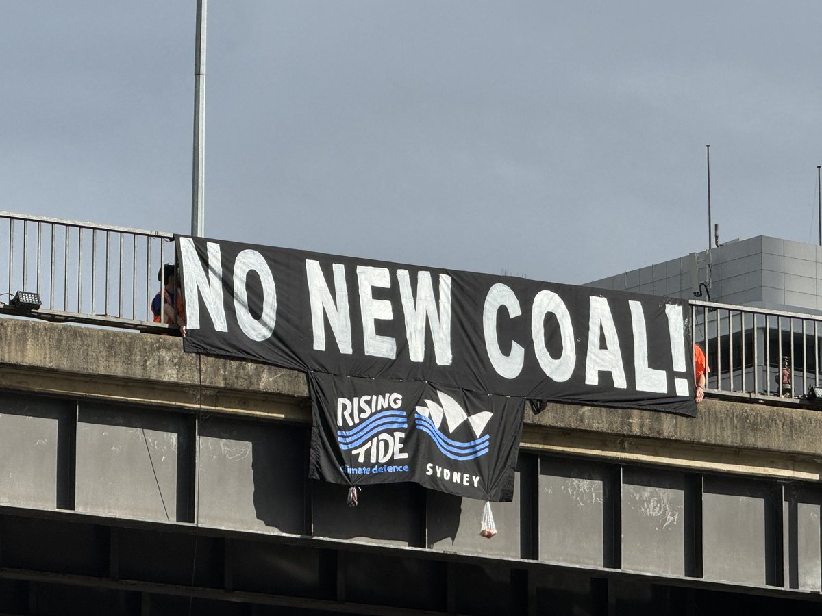 Banner drop in Sydney today calling to stop polluting coal and transition away from fossil fuels for all our safety. Join us #RiseUp for climate action! #nomorecoandgas #risingtideaus #movebeyondcoal #ClimateActionNow