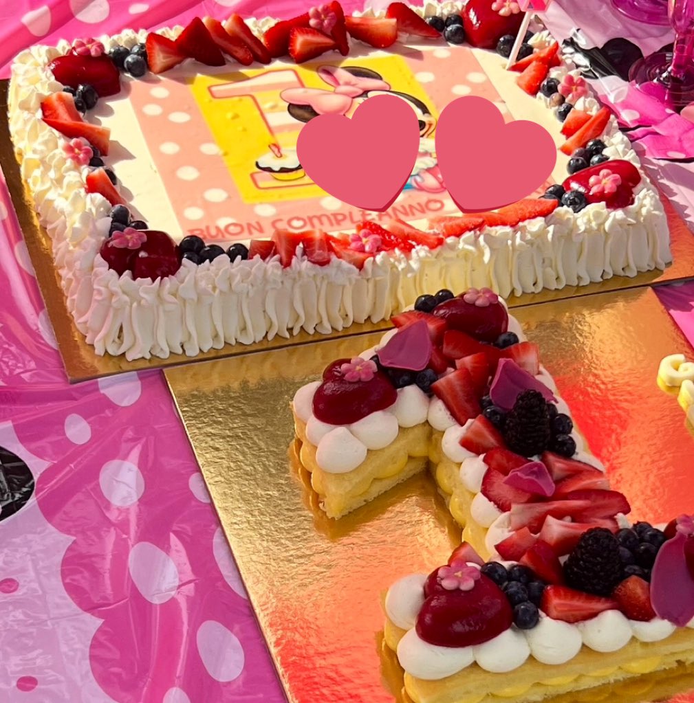 Asja5SOS's tweet photo. @fioredipervinca Mia cugina l’ha ordinata da una pasticceria che faceva torte per persone con allergie assicurandosi più volte  fosse senza fragole poiché io e sua mamma siamo allergiche… immagina che bella sorpresa dopo aver aperto la scatola e aver scoperto che la torta era alle fragole😂 https://t.co/xccWZo9vyV