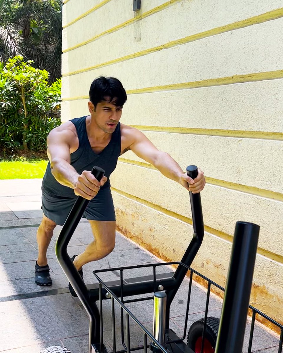 Taking cues from the unstoppable @SidMalhotra! 💪💯

#SidharthMalhotra #SidFit #GameFace #TeamSidharthMalhotra #Sidians #WorkOut #Motivation