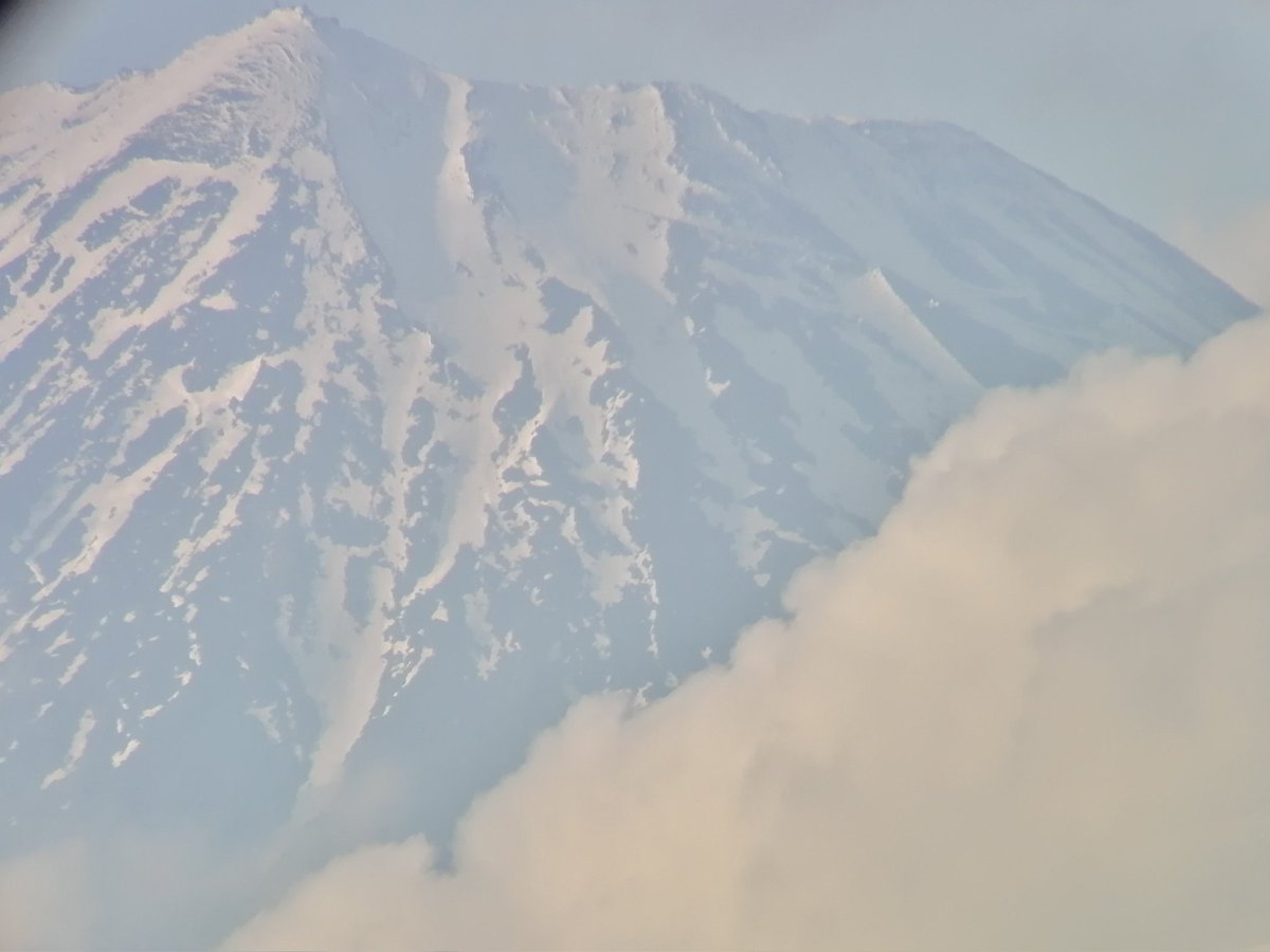 これは一体どこでしょう?🤔
写真の場所、当ててみてください📷

実は…ここは富士山なんです!✨
望遠鏡にスマホのレンズをくっつけて、なんとか撮影しちゃいました😆

面白い1枚が撮れましたね🗻

皆さんも機材の使い道を広げて、新しい視点を楽しんでみませんか?📸✨

#富士山 #スマホ撮影 #望遠