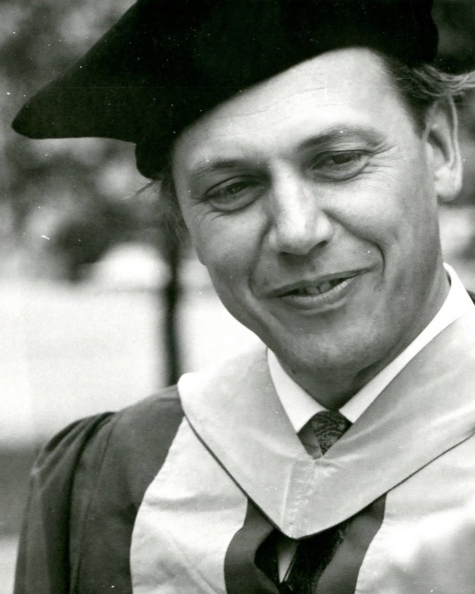 Happy 98th Birthday to University of Leicester and TV legend, Sir David Attenborough 🎂 Many happy returns to one of the nation's most beloved Attenboroughs - our original #CitizensOfChange. #HappyBirthdayDavidAttenborough | #DavidAttenborough