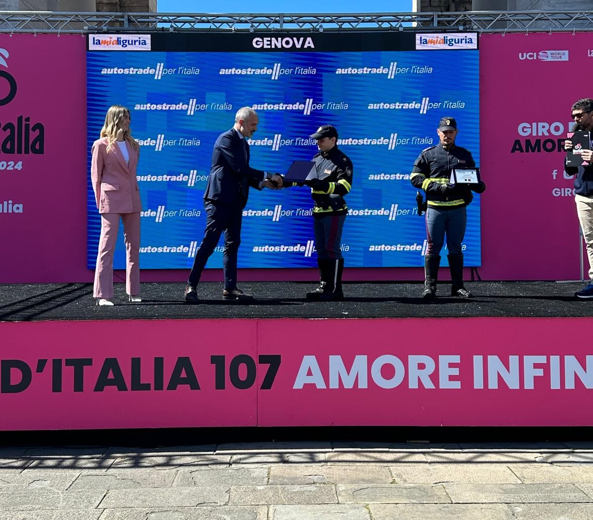 Premiati 'Eroi della sicurezza' alla tappa di Genova del
@giroditalia
Giuseppe e Constantin della #Poliziastradale Genova che, nel luglio 2023, intervennero tempestivamente per liberare persone e mezzi intrappolati in galleria su A12 dove un pullman aveva preso fuoco  #8maggio