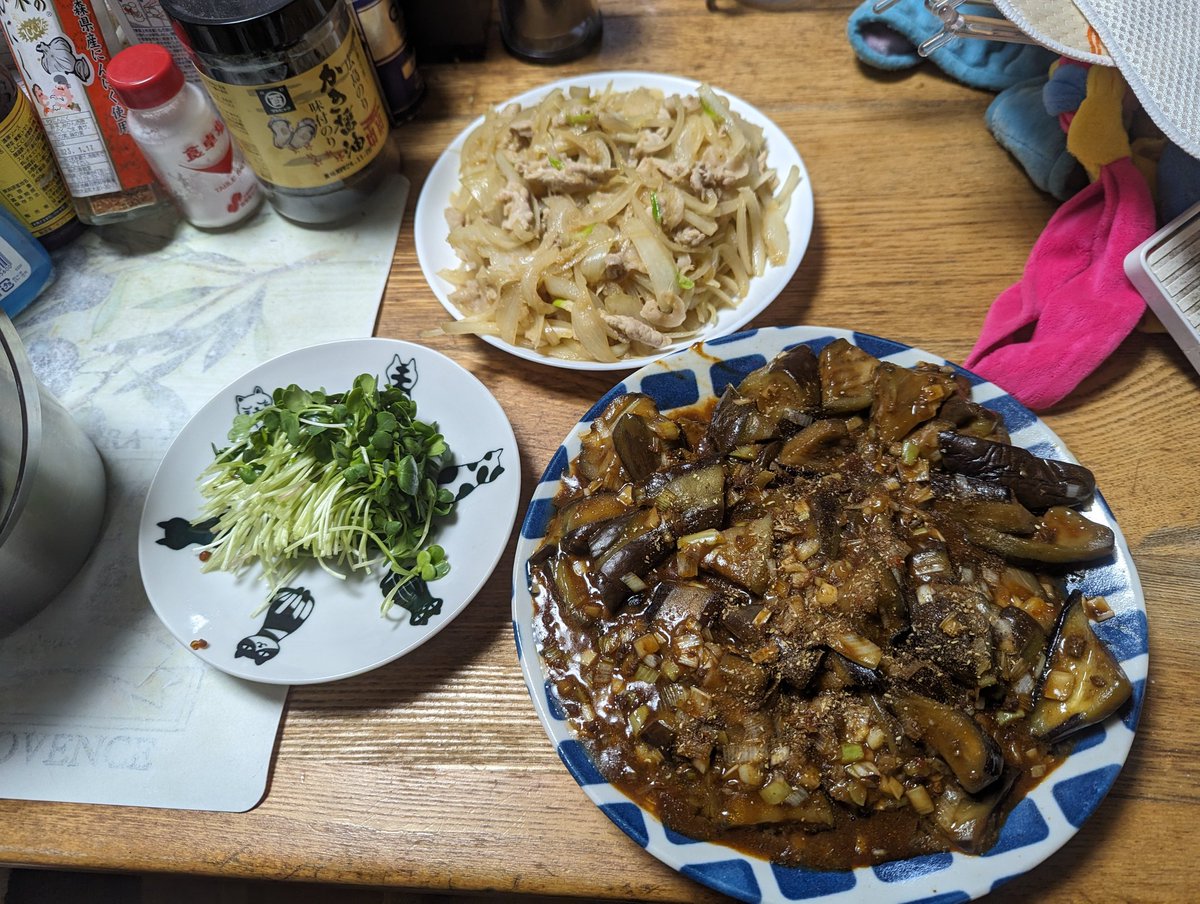 Cookingharu's tweet photo. 今日は麻婆茄子🍆と豚肉と玉ねぎ🧅のしょうが炒めとかいわれ大根にしました
#よるごはん
#おつまみ
#料理男子
#晩酌
#芋焼酎
#丸西酒造
#蓬原 https://t.co/FWHrBo55ST
