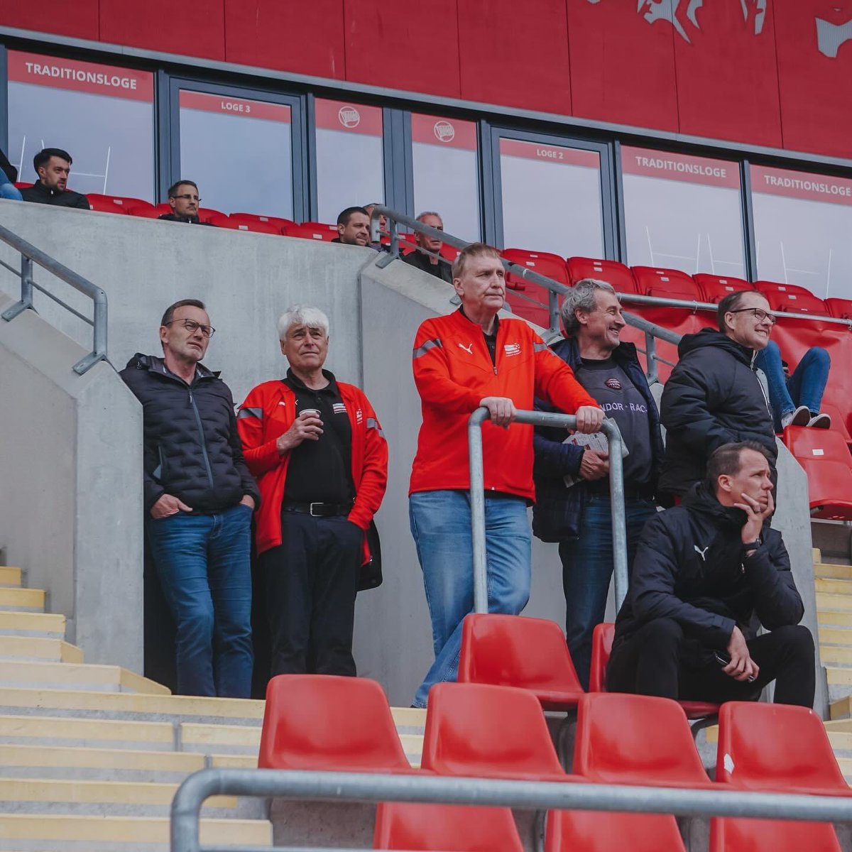 Gestern durften wir den Bund Deutscher Fussball-Lehrer auf dem Bieberer Berg begrüßen. Im Rahmen einer Trainerfortbildungsveranstaltung waren über 50 Fußballlehrer und A-Lizenz-Trainer zu Gast. 🔴⚪️ #kickersoffenbach #nurderOFC