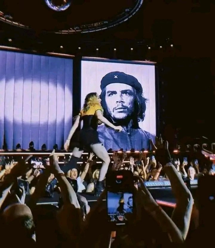🟠🟠🟠 SI TE LO DICEN,NO LO CREES... 🟠🟠 PERO SI LO VES AHÍ ESTÁ ‼️ ...donde nunca Jamás se lo imaginan, Che Guevara. Imagen del más reciente concierto de Madonna.
