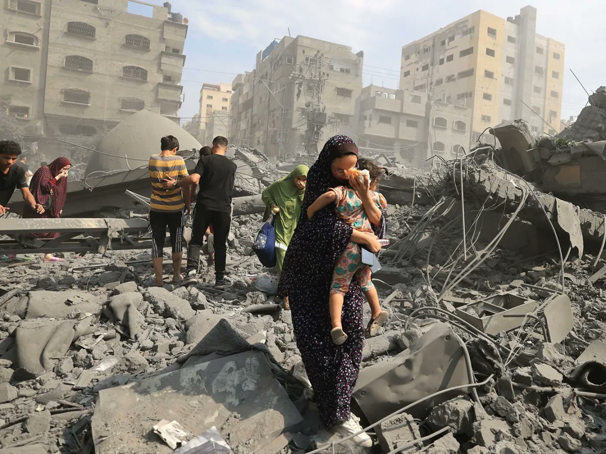 ***THREAD - PLEASE READ AND RT*** You will have seen, as we have, the horrors of the past few days. Dead babies. Starving children. Grieving families. #Gaza in ruins. US police, those state-sponsored 'violence workers', brutalising peaceful protesters. 1/7