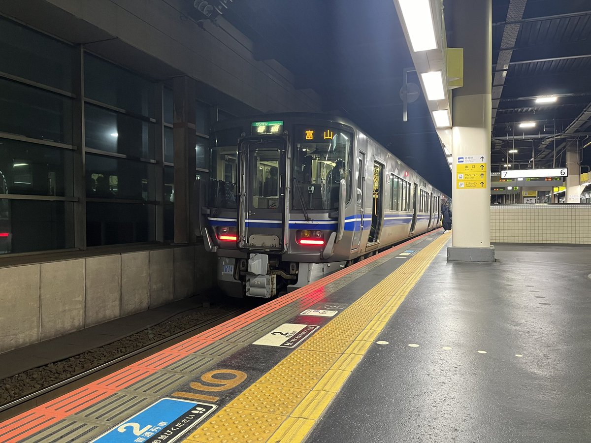 富山行きの運用に入ってた北陸本線色の521系。北陸新幹線金沢開業前に戻った気がした。