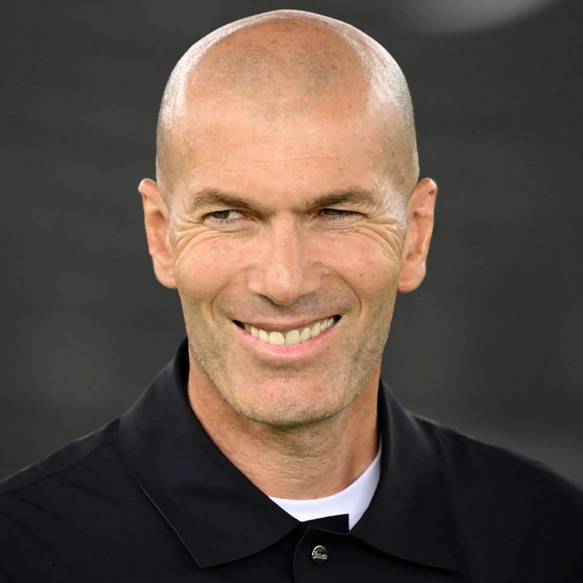 🚨 Zinédine Zidane à Marseille, c'est fait ! Zizou sera le troisième relayeur de la flamme olympique et allumera le chaudron ce soir à Marseille. 🔥 Il sera cagoulé et dévoilera son visage à la fin selon @lequipe.