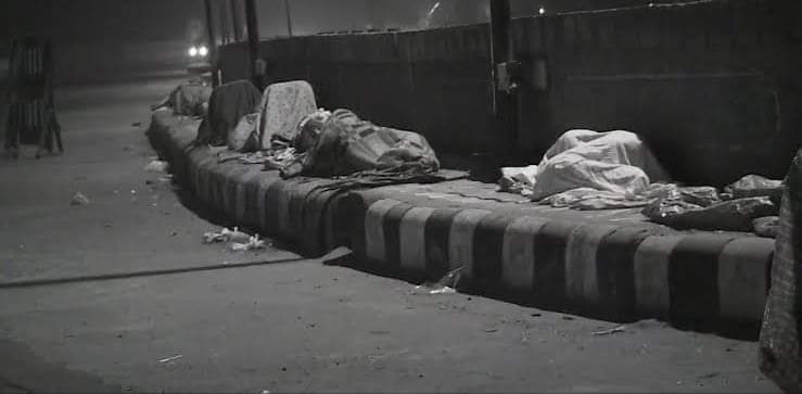 अब उन की ख़्वाब-गाहों में कोई आवाज़ मत करना, बहुत थक-हार कर फ़ुटपाथ पर मज़दूर सोए हैं..!! ~ नफ़स अम्बालवी
