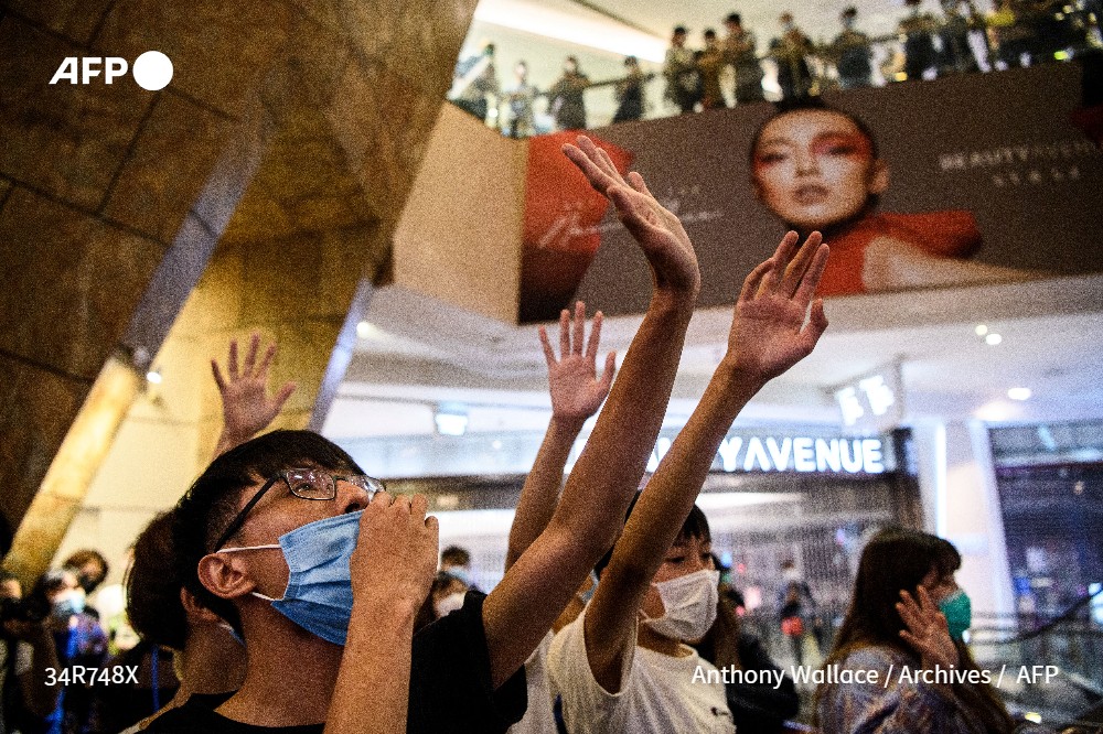 Hong Kong demande à tous les opérateurs de plateformes internet de 'retirer' une chanson de protestation intitulée 'Glory to Hong Kong', après qu'un tribunal l'a interdite ce mercredi. Ce chant a été popularisé pendant les manifestations prodémocratie de 2019 #AFP