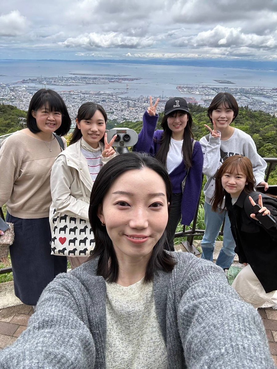 english_kc1948's tweet image. 5/8(水)、南出先生ゼミ４年生は六甲山ROKKONOMADにて自然の中で映画分析🎞ディスカッション後は鳥の囀りの中で皆と食べるBBQランチ😋ゼミの楽しい思い出がまたひとつ💓
#神戸女学院大学英文学科 #神戸女学院大学国際学部 #KobeCollegeSchoolofInternationalStudies #rokkonomad #六甲山 #bbq