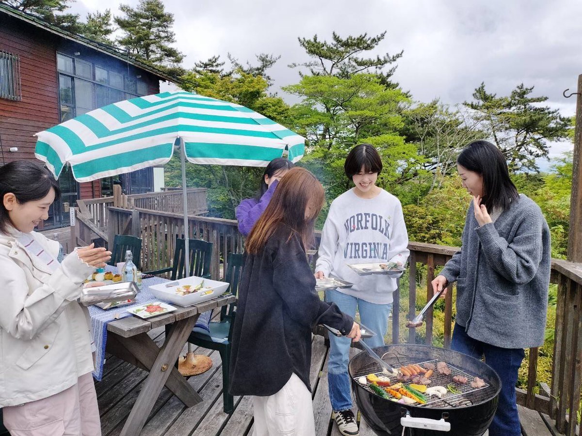 english_kc1948's tweet image. 5/8(水)、南出先生ゼミ４年生は六甲山ROKKONOMADにて自然の中で映画分析🎞ディスカッション後は鳥の囀りの中で皆と食べるBBQランチ😋ゼミの楽しい思い出がまたひとつ💓
#神戸女学院大学英文学科 #神戸女学院大学国際学部 #KobeCollegeSchoolofInternationalStudies #rokkonomad #六甲山 #bbq