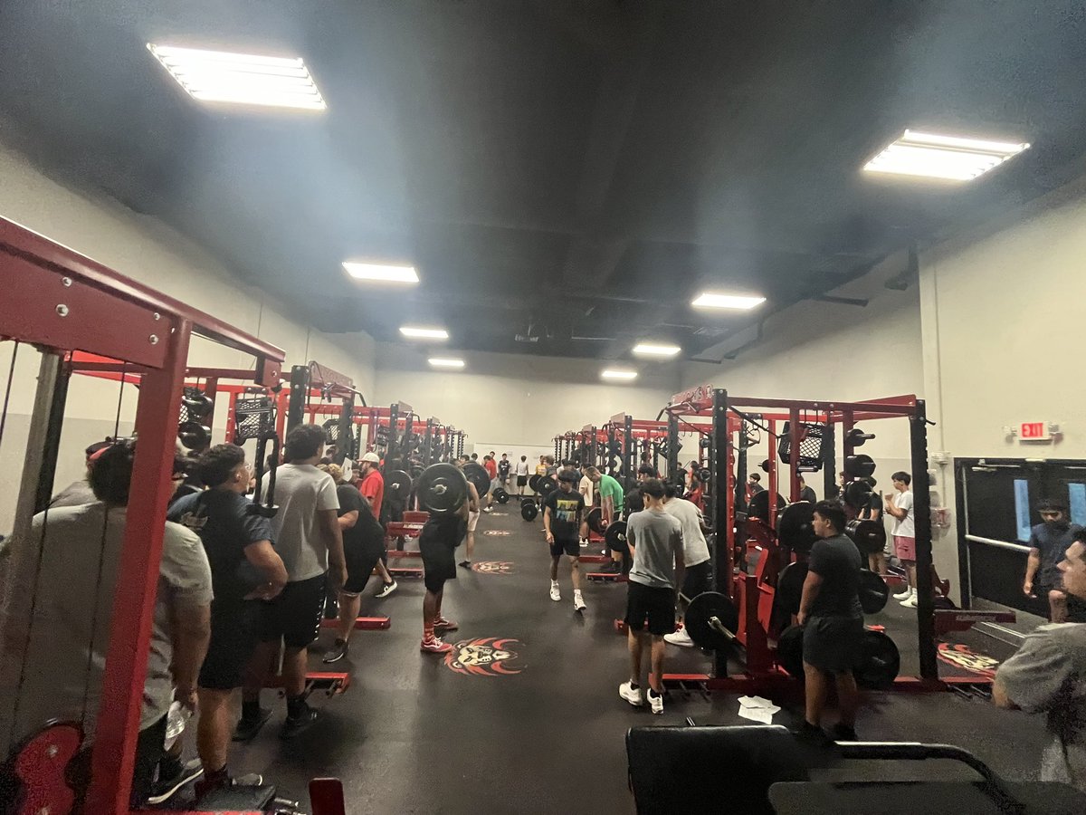 Great start to a Wednesday morning! 70 guys in the weight room. Maxing on power clean and incline today! 

#CISDAthletics #CastleberryISD #CHS_lions #CHSFamily #CompeteEveryday
#LionPride