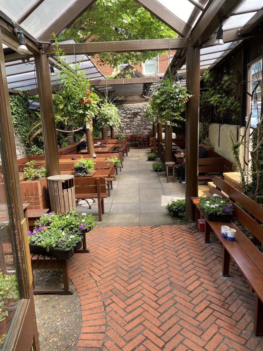 Goodbye 👋 to the winter baskets and Hello 👋 to our Summer florals 🌞💐 ⁦@YoungsPubs⁩ ⁦@VisitBristol⁩ ⁦@BristolUni⁩ ⁦@UWEBristol⁩ #ale #beer #beergarden #hangingbaskets #bristol